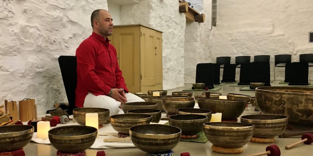 Jimmy Thériault maitrise l'art des bols tibétains et se produit régulièrement au Monastère des Augustines. Pour relaxer grâce à la musique!