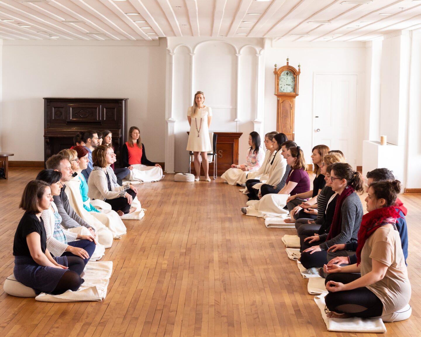 Un groupe médite dans une salle du Monastère des Augustines à Québec