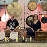 Le duo Média-son offre des concerts de gongs et voix dans les voûtes du Monastère des Augustines, à Québec.