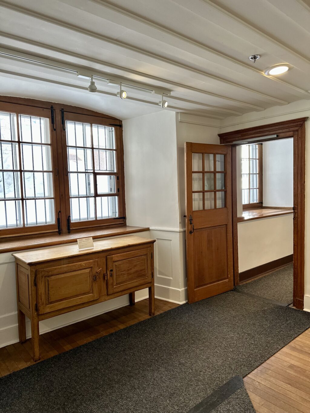 Fenêtres et mobilier au Monastère des Augustines