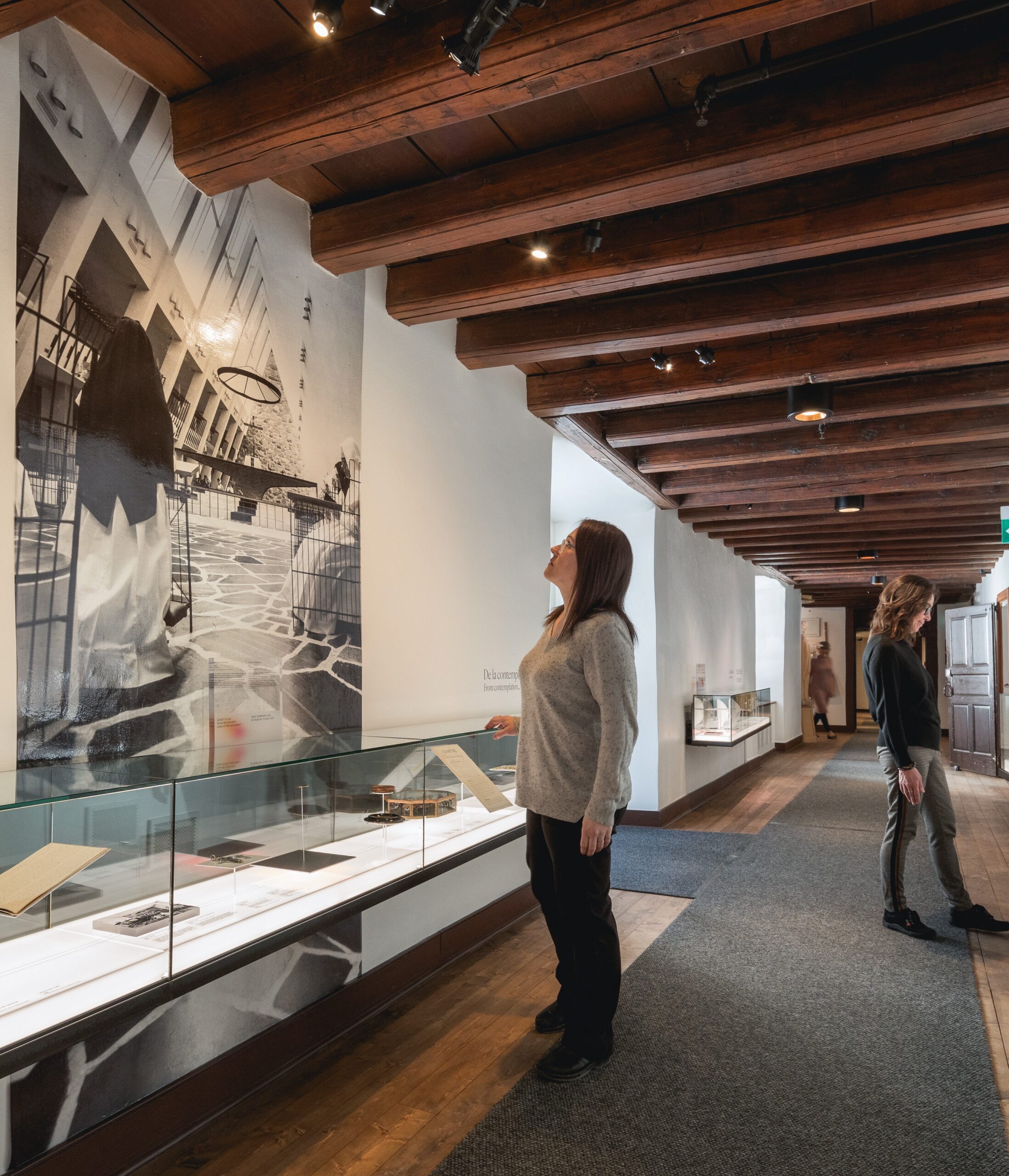 Deux personnes visitent une exposition