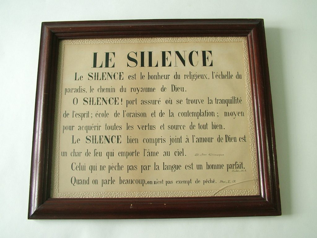 Cadre avec une sentence portant sur le silence en héritage