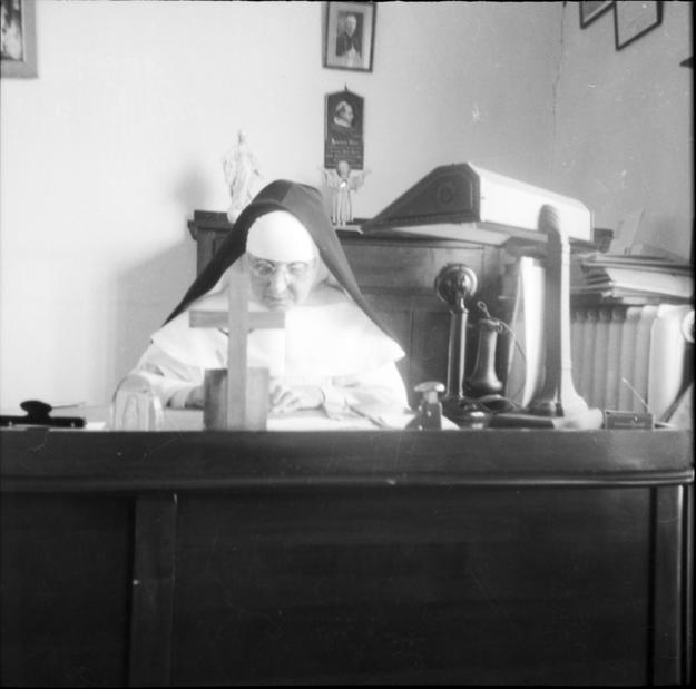 Mère Marie-de-l'Incarnation (Marie-Louise Cantin), assise derrière un grand bureau