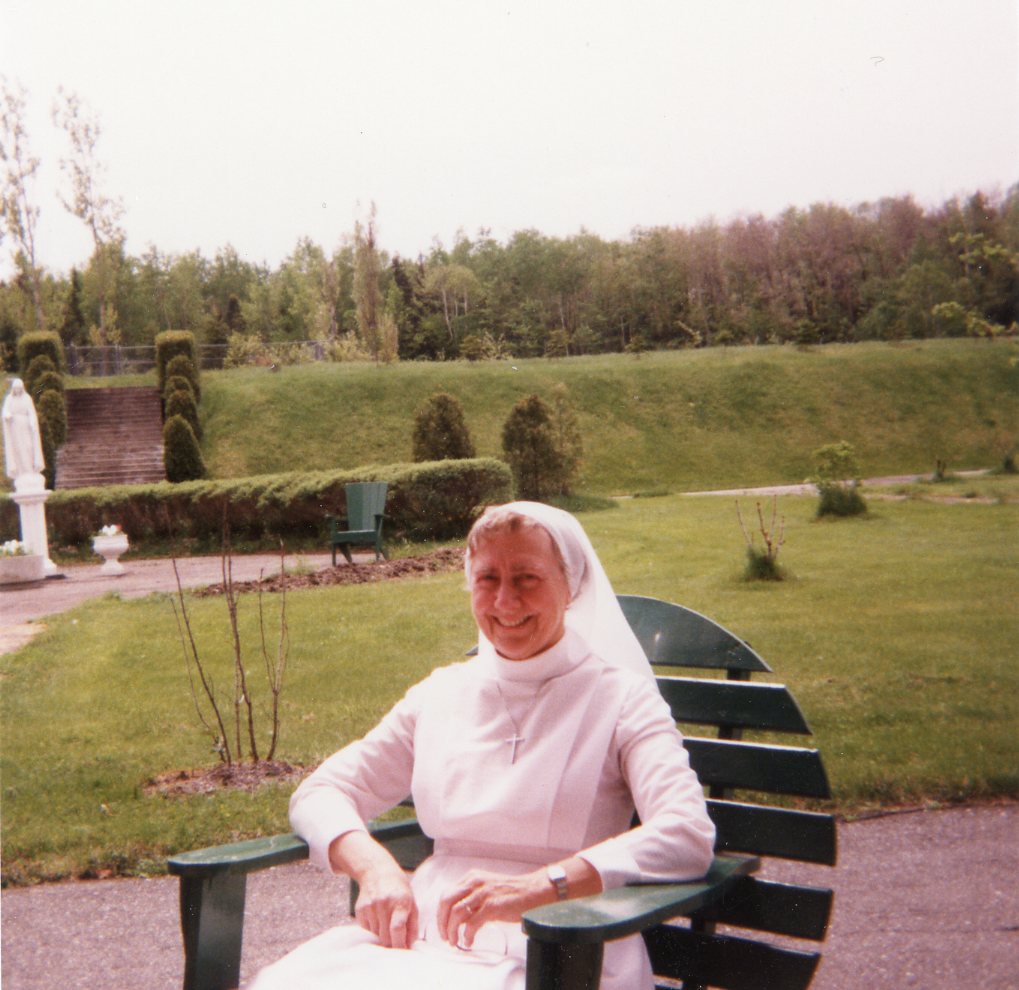 Sœur Gertrude Lortie assise au jardin