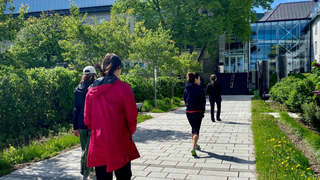 Des femmes marchent vers l'entrée principale du Monastère des Augustines à Québec.